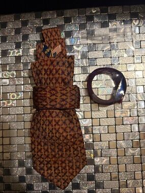 Patterned Brown/Tan Necktie with Matching Accessory